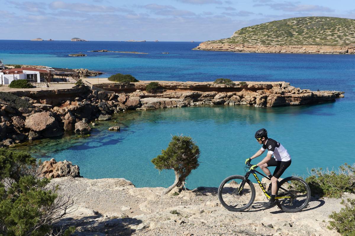 Deportes en Ibiza - ciclismo en cala Conta