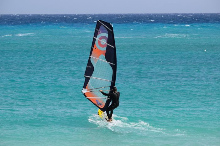 Windsurf: deportes acuáticos en Ibiza