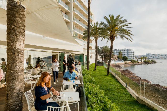 El desayuno. M&I Private forum de Ibiza 2023 en el hotel Torre del Mar.