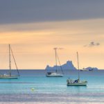 navegar en Ibiza y dormir en hotel