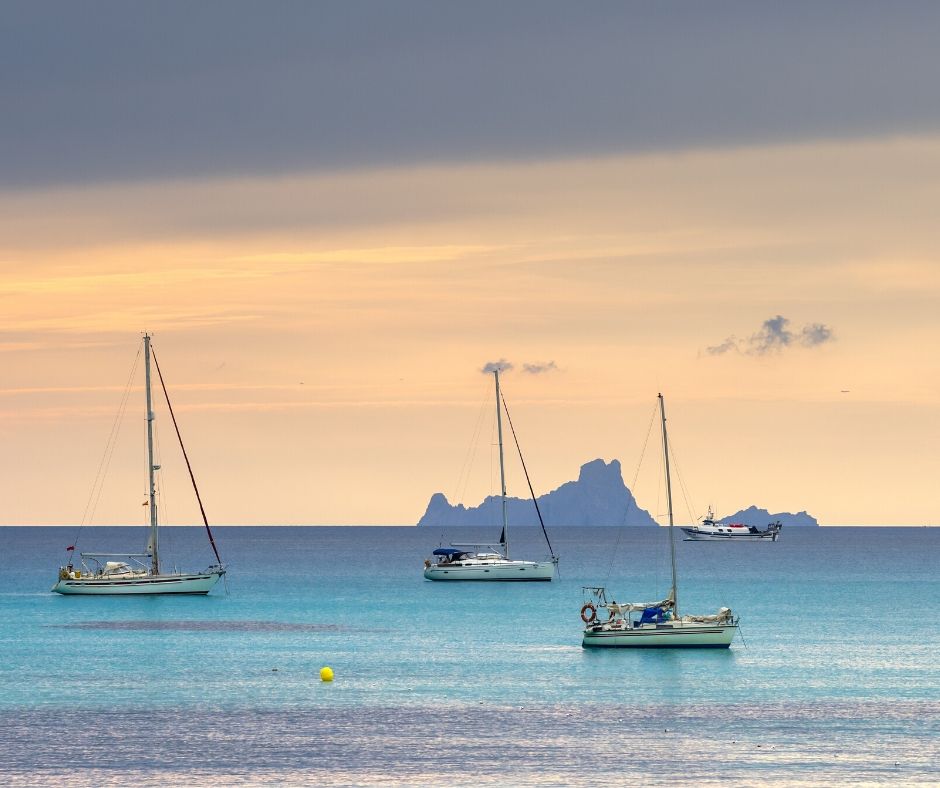 navegar en Ibiza y dormir en hotel